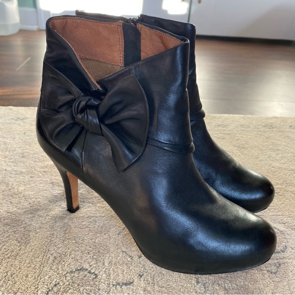 Corso Como 7.5 Leather Booties Black Side Bow Stiletto Heel Soft Pretty Feminine
